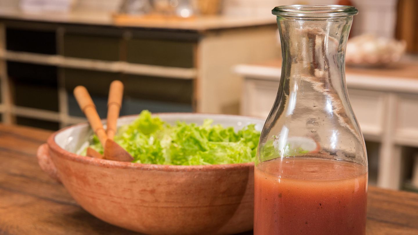 Nach Hausrezept: Fruchtig-würziges Dressing für Blattsalate | STERN.de Nach Hausrezept: Fruchtig-würziges Dressing für Blattsalate | STERN.de