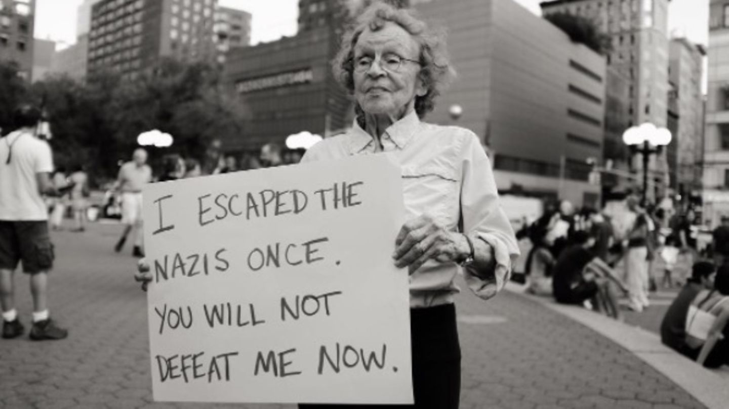 Marianne Rubin mit einem Plakat auf dem Union Square