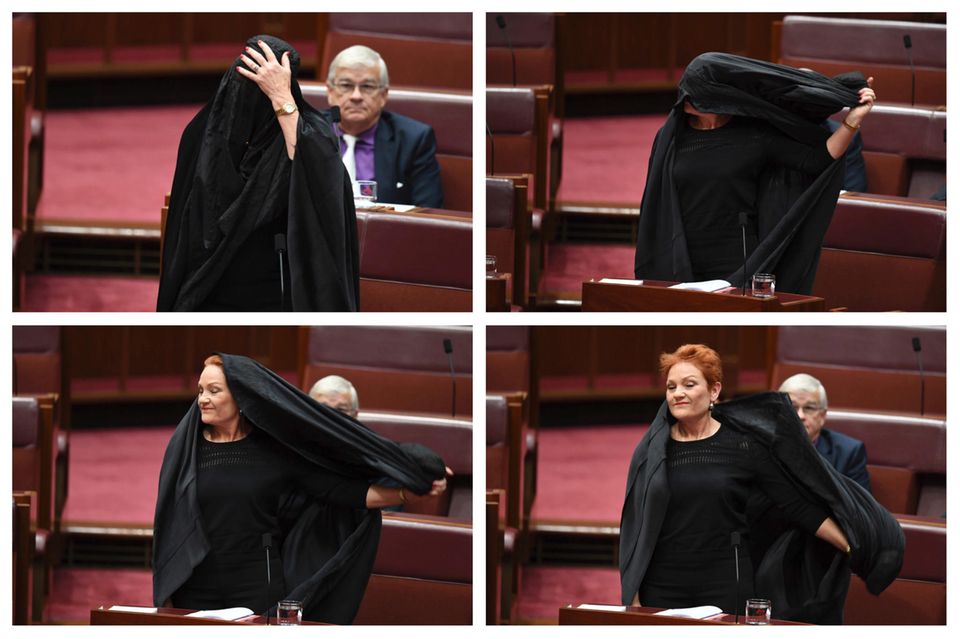 Pauline Hanson zieht ihre Burka im Parlament aus Pauline Hanson zieht ihre Burka im Parlament aus