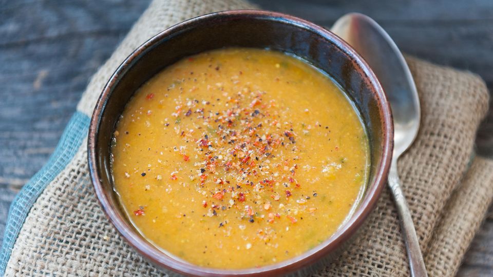 Günstig kochen: Leeres Konto, leerer Magen: 10 Rezepte für unter 10 Euro Günstig kochen: Leeres Konto, leerer Magen: 10 Rezepte für unter 10 Euro