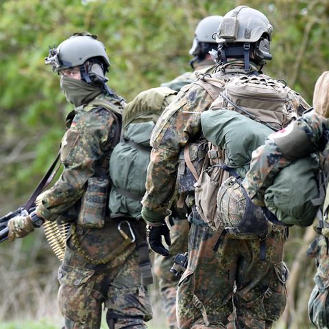 Elite-Soldaten der Bundeswehr in Tarnkleidung und mit Maschinengewehr bei einer Übung