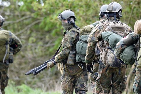 Elite-Soldaten der Bundeswehr in Tarnkleidung und mit Maschinengewehr bei einer Übung