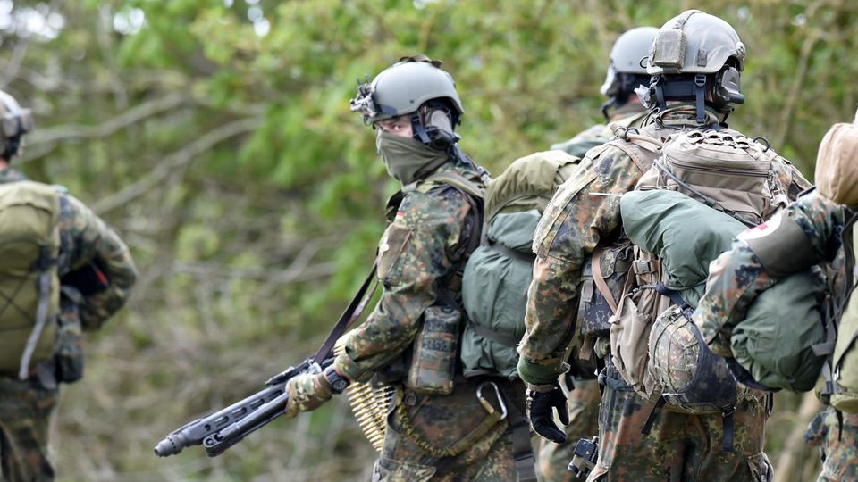 Elite-Soldaten der Bundeswehr in Tarnkleidung und mit Maschinengewehr bei einer Übung