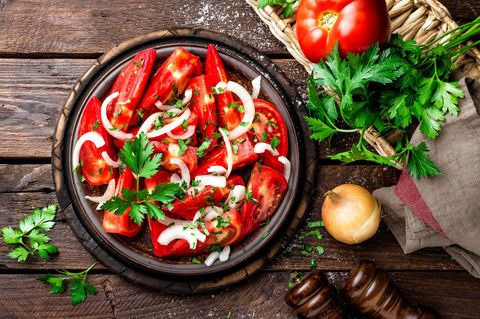 Zutaten: Strauchtomaten, 1 rote Zwiebel, 1 Bund Petersilie, Olivenöl, Balsamicoessig, Salz, Pfeffer