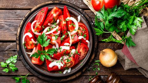 Zutaten: Strauchtomaten, 1 rote Zwiebel, 1 Bund Petersilie, Olivenöl, Balsamicoessig, Salz, Pfeffer