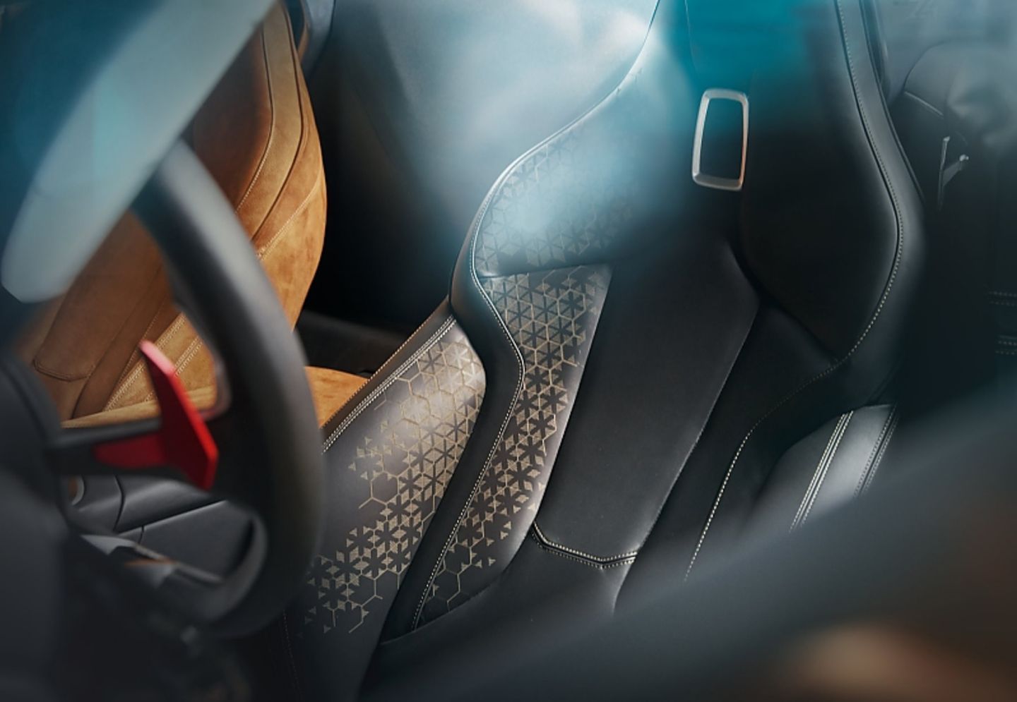 BMW Concept Z4 2017 - der Fahrersitz in schwarz - der Beifahrer in goldigem braun