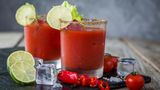 Der Favorit zum Brunch: 123 Kilokalorien und 3,6 Gramm Zucker. Da kann man locker noch Eggs Benedict hinterher verputzen. Im Bloody Mary sind Wodka, Tomatensaft und Gewürze enthalten.