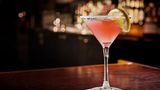Seit der Serie "Sex and the City" ist der Cosmopolitan weltbekannt. Der mit aromatisiertem Wodka, Orangenlikör, Limetten- und Cranberrysaft gemixte Cocktail kommt auf 331 Kilokalorien und 12 Gramm Zucker.