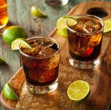 Rum und Cola - so simpel, so klassisch: 154 Kilokalorien und 12,87 Gramm Zucker pro Cocktail. Mit zwei Cocktails haben Sie bereits die Zuckermenge erreicht, die die WHO maximal empfiehlt. Das entspricht sechs Teelöffel Zucker.