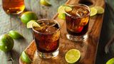 Rum und Cola - so simpel, so klassisch: 154 Kilokalorien und 12,87 Gramm Zucker pro Cocktail. Mit zwei Cocktails haben Sie bereits die Zuckermenge erreicht, die die WHO maximal empfiehlt. Das entspricht sechs Teelöffel Zucker.
