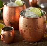 Der Moscow Mule mit Wodka und Ginger Beer und einer Scheibe Gurke oder Limette sieht zwar schlank aus, kommt aber auf 120 Kilokalorien und 13 Gramm Zucker.