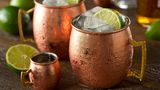 Der Moscow Mule mit Wodka und Ginger Beer und einer Scheibe Gurke oder Limette sieht zwar schlank aus, kommt aber auf 120 Kilokalorien und 13 Gramm Zucker.