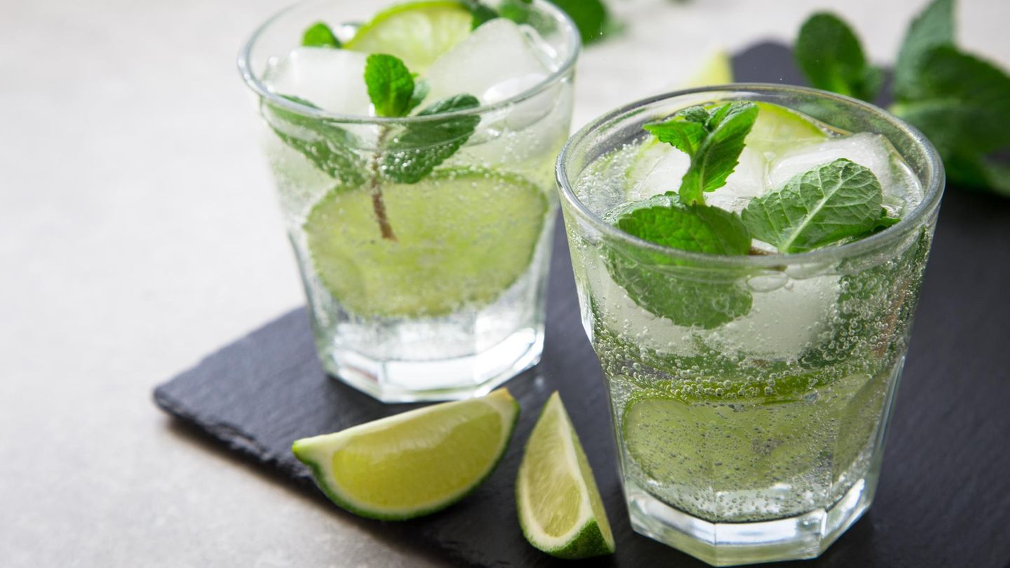 In der Kalorienanzahl ist der Gin Tonic mit 171 Kilokalorien kein Leichtgewicht. 14,96 Gramm Zucker enthält ein Cocktail.