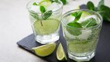 In der Kalorienanzahl ist der Gin Tonic mit 171 Kilokalorien kein Leichtgewicht. 14,96 Gramm Zucker enthält ein Cocktail.