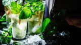 Ein Klassiker: Mojito mit Rum, Limettensaft, Minze, Rohrzucker und Sodawasser kommt auf 217 Kilokalorien und 23,47 Gramm Zucker. Laut WHO wäre mit einem Cocktail bereits das tägliche Zuckerlevel erreicht.