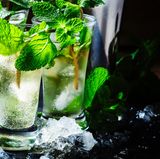 Ein Klassiker: Mojito mit Rum, Limettensaft, Minze, Rohrzucker und Sodawasser kommt auf 217 Kilokalorien und 23,47 Gramm Zucker. Laut WHO wäre mit einem Cocktail bereits das tägliche Zuckerlevel erreicht.