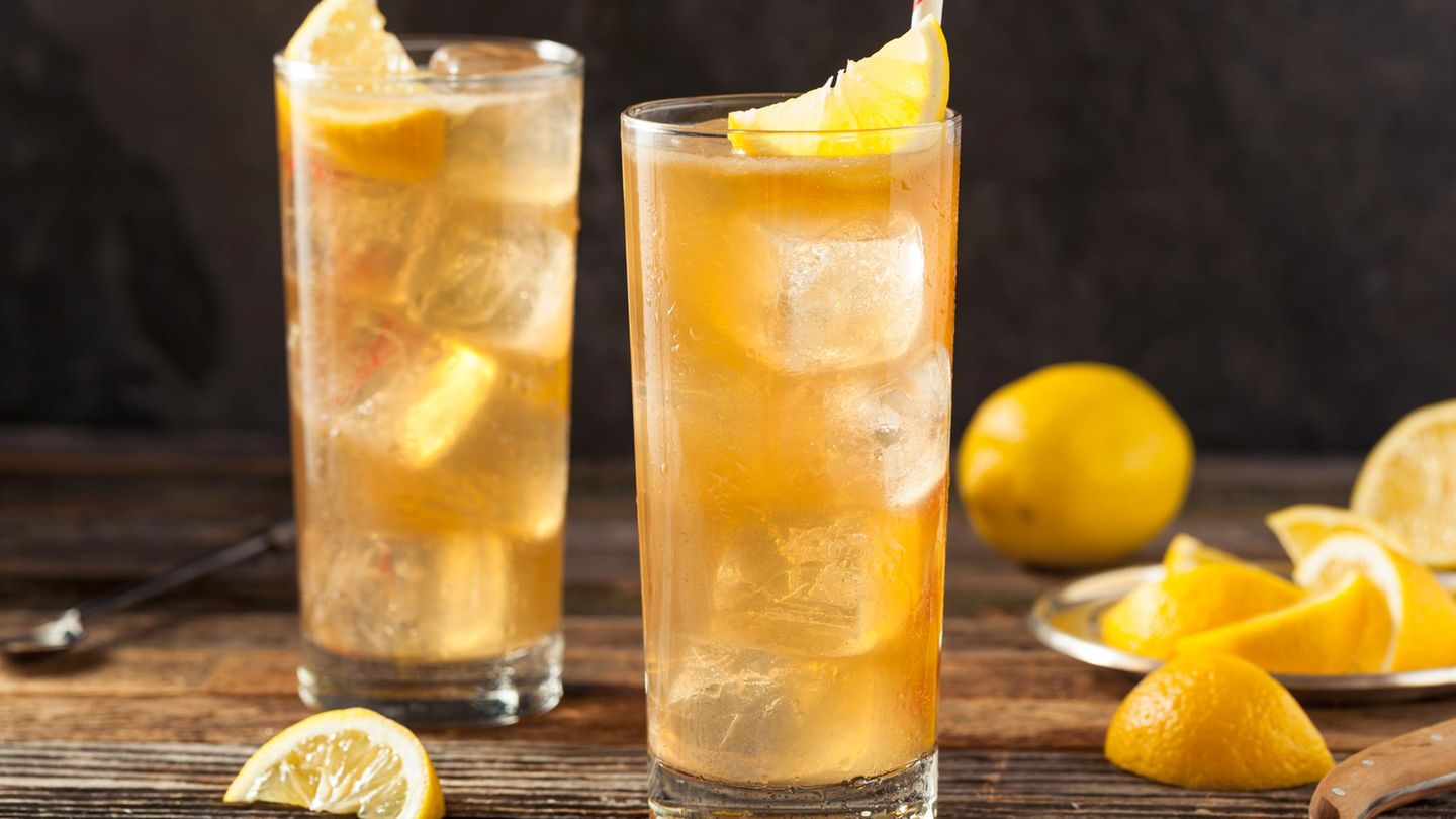 Die Basis des Long Island Ice Tea sind mehrere hochprozentige Spirituosen. Die enthaltene Cola macht den Cocktail aber zur wahren Zuckerbombe: 33 Gramm Zucker und 275 Kilokalorien enthält ein Cocktail.