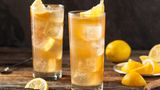 Die Basis des Long Island Ice Tea sind mehrere hochprozentige Spirituosen. Die enthaltene Cola macht den Cocktail aber zur wahren Zuckerbombe: 33 Gramm Zucker und 275 Kilokalorien enthält ein Cocktail.