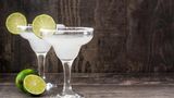 Eine Margarita zählt zu den zuckerreichsten Cocktails: Mit 55 Gramm Zucker pro Gläschen ist er eine wahre Kalorienbombe. Er kommt auf 576 Kilokalorien. Das entspricht einer großen Portion Pasta.