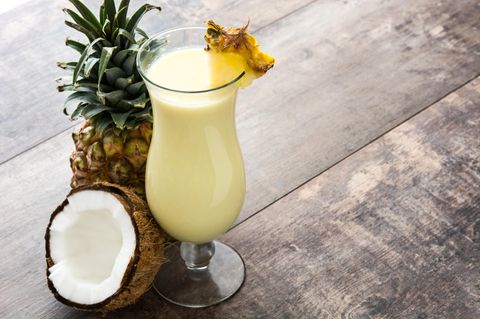 Der perfekte Sommerdrink? Nicht ganz, denn mit 68 Gramm Zucker pro Cocktail, sollten Sie vorsichtig sein. Kokosnusscreme, Ananassaft und Rum machen die Piña Colada zur Zuckerbombe.