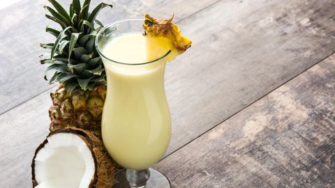 Der perfekte Sommerdrink? Nicht ganz, denn mit 68 Gramm Zucker pro Cocktail, sollten Sie vorsichtig sein. Kokosnusscreme, Ananassaft und Rum machen die Piña Colada zur Zuckerbombe.