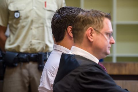 Messerstecherei von Grafing bei München: Der Angeklagte sitzt neben seinem Rechtsanwalt vor dem Landgericht München