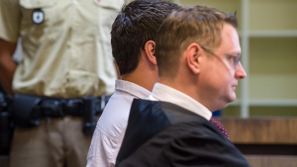 Messerstecherei von Grafing bei München: Der Angeklagte sitzt neben seinem Rechtsanwalt vor dem Landgericht München