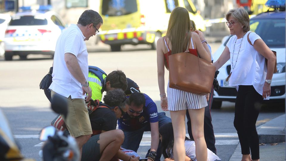 Auf den Straßen in Barcelona wurden Verletzte behandelt