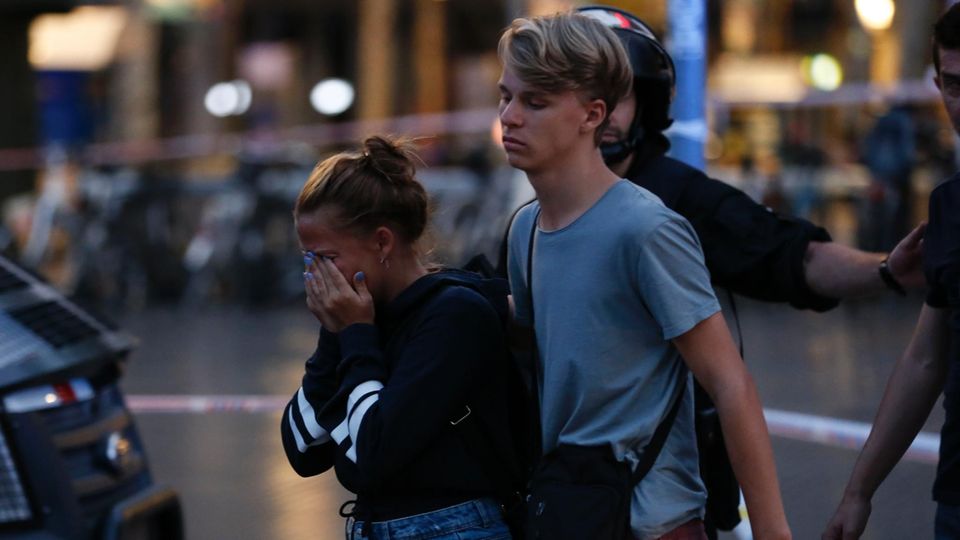 Barcelona: Eine Frau weint, als sie von der Polizei aus der Sperrzone gebracht wird