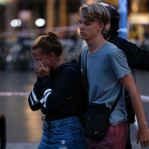 Barcelona: Eine Frau weint, als sie von der Polizei aus der Sperrzone gebracht wird