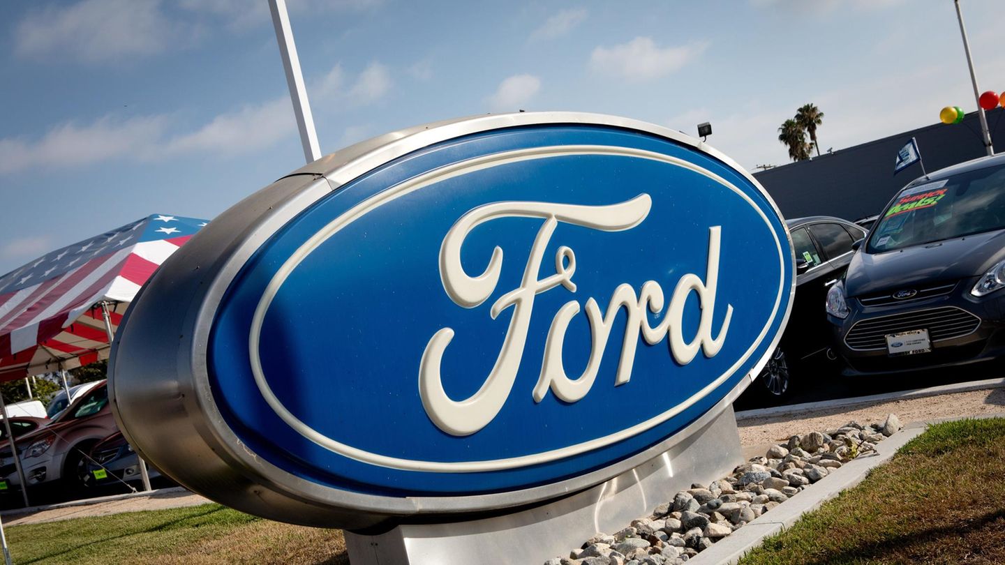 Das Ford-Logo bei einem Autohändler in San Diego