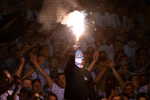 Ultras von Hertha BSC Berlin zünden Pyrotechnik
