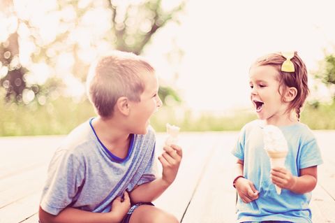 Zwei Kinder essen Eis