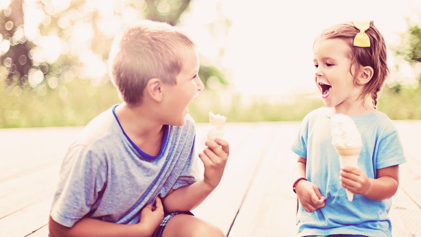 Zwei Kinder essen Eis