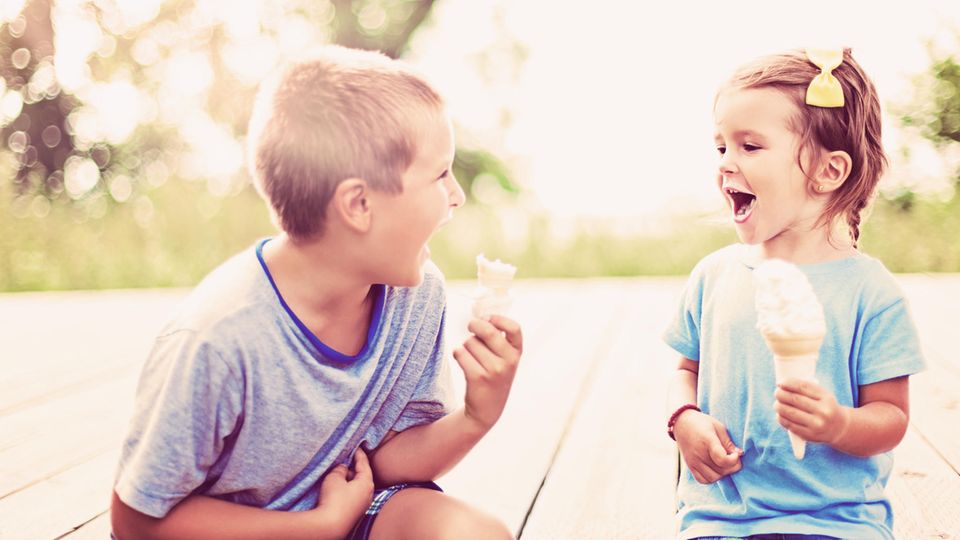 Zwei Kinder essen Eis