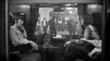 Paul McCartney und Mick Jagger im Zug nach Wales