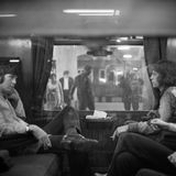 Paul McCartney und Mick Jagger im Zug nach Wales