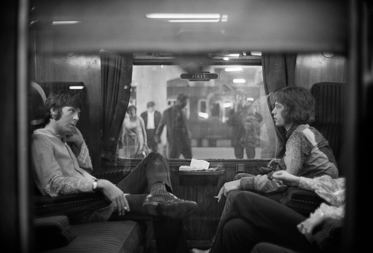 Paul McCartney und Mick Jagger im Zug nach Wales