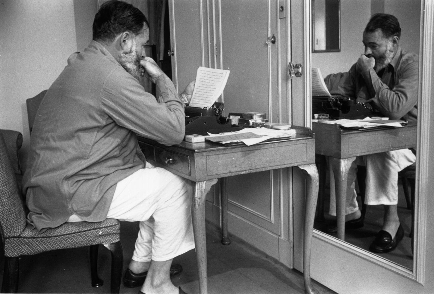 Ernest Hemingway grübelt