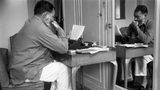 Ernest Hemingway grübelt