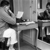 Ernest Hemingway grübelt