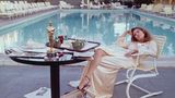 Faye Dunaway sitzt nach der Oscar-Verleihung früh morgens am Pool
