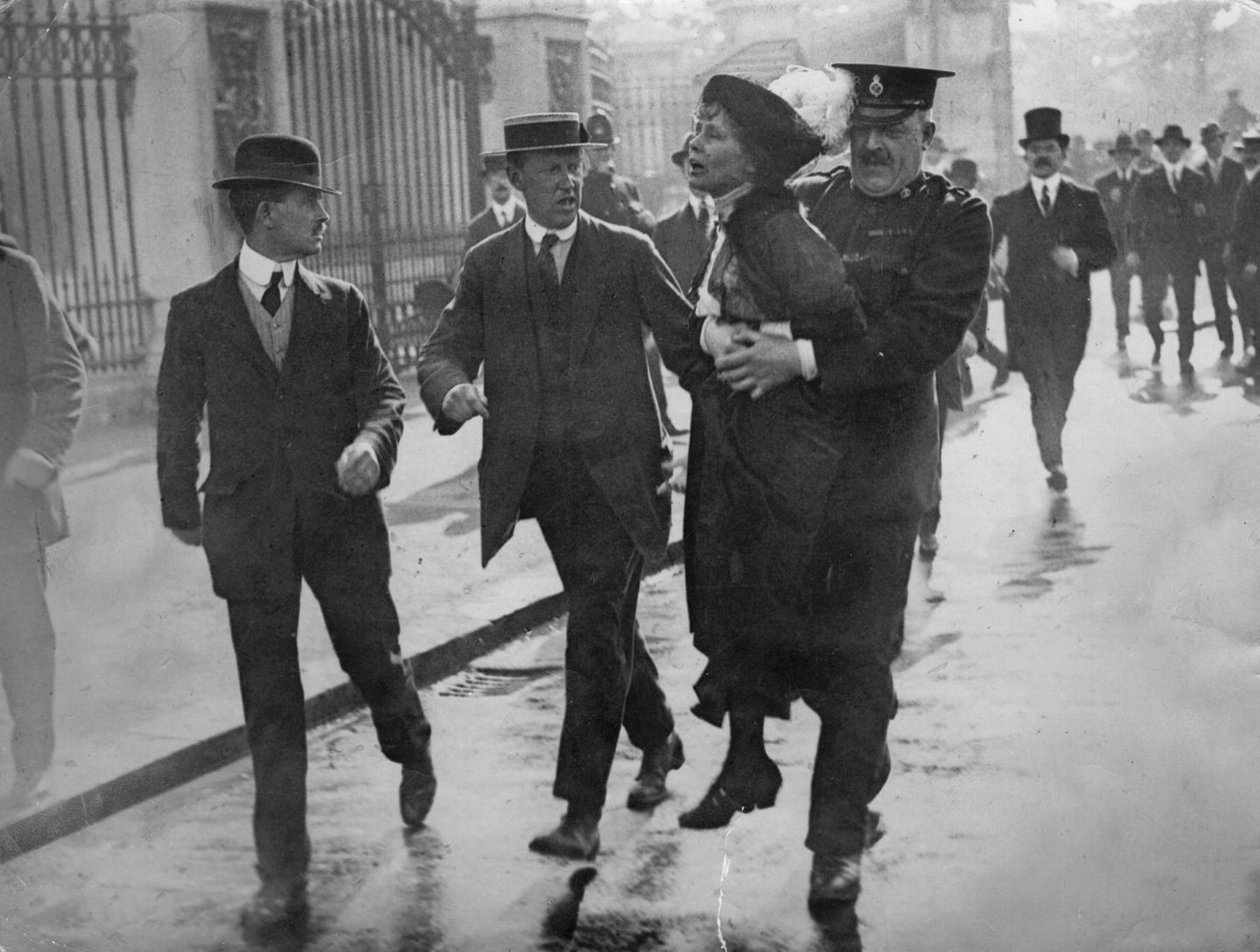 Frauenrechtlerin Emmeline Pankhurst wird verhaftet