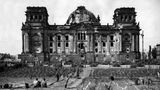 Gemüsegarten vor dem zerbombten Reichstag