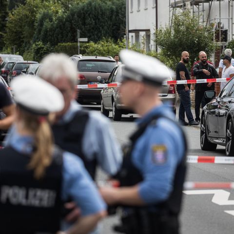Ein Vater bringt Kind zum Auto und wird erschossen. Der Täter flüchtet.