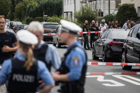 Ein Vater bringt Kind zum Auto und wird erschossen. Der Täter flüchtet.