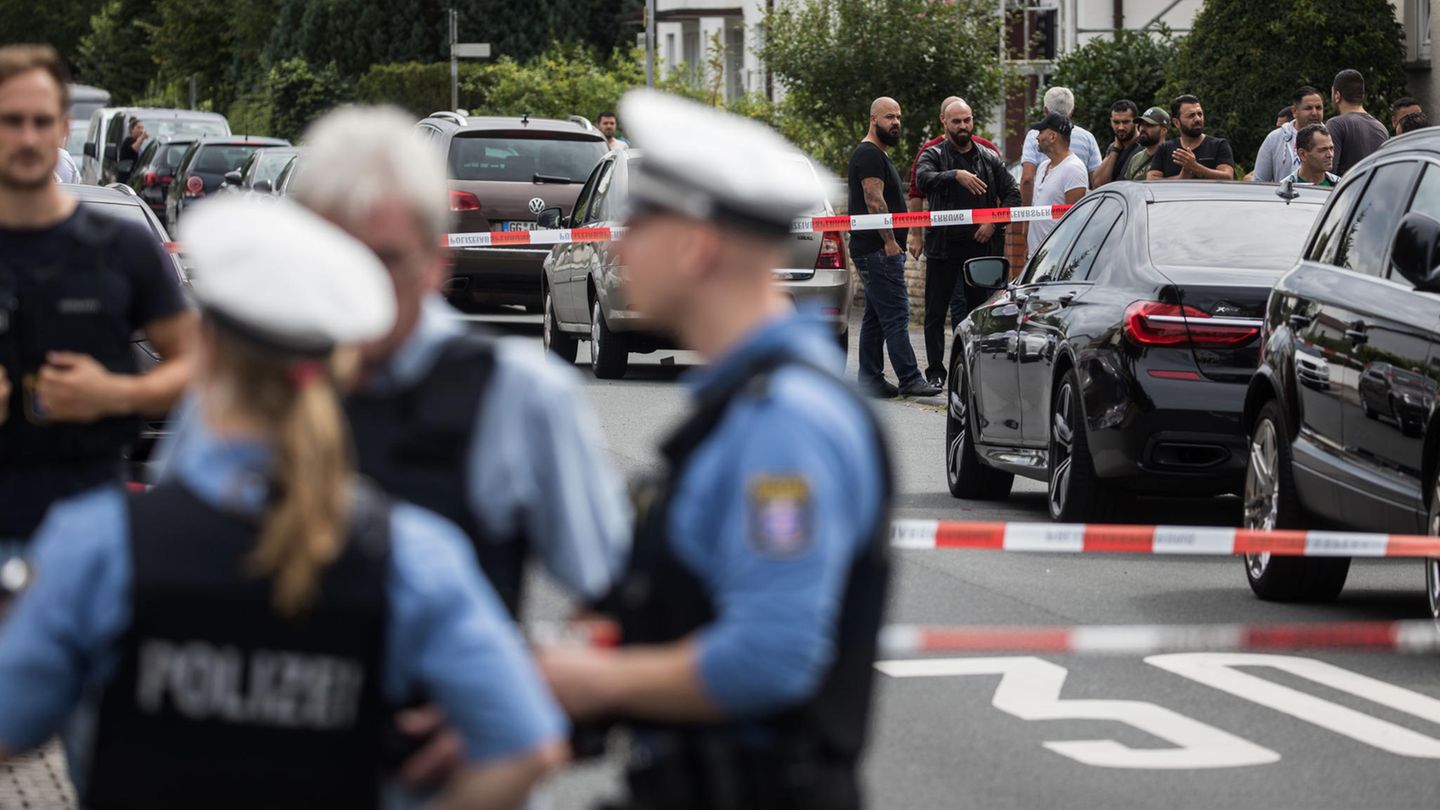 Ein Vater bringt Kind zum Auto und wird erschossen. Der Täter flüchtet.