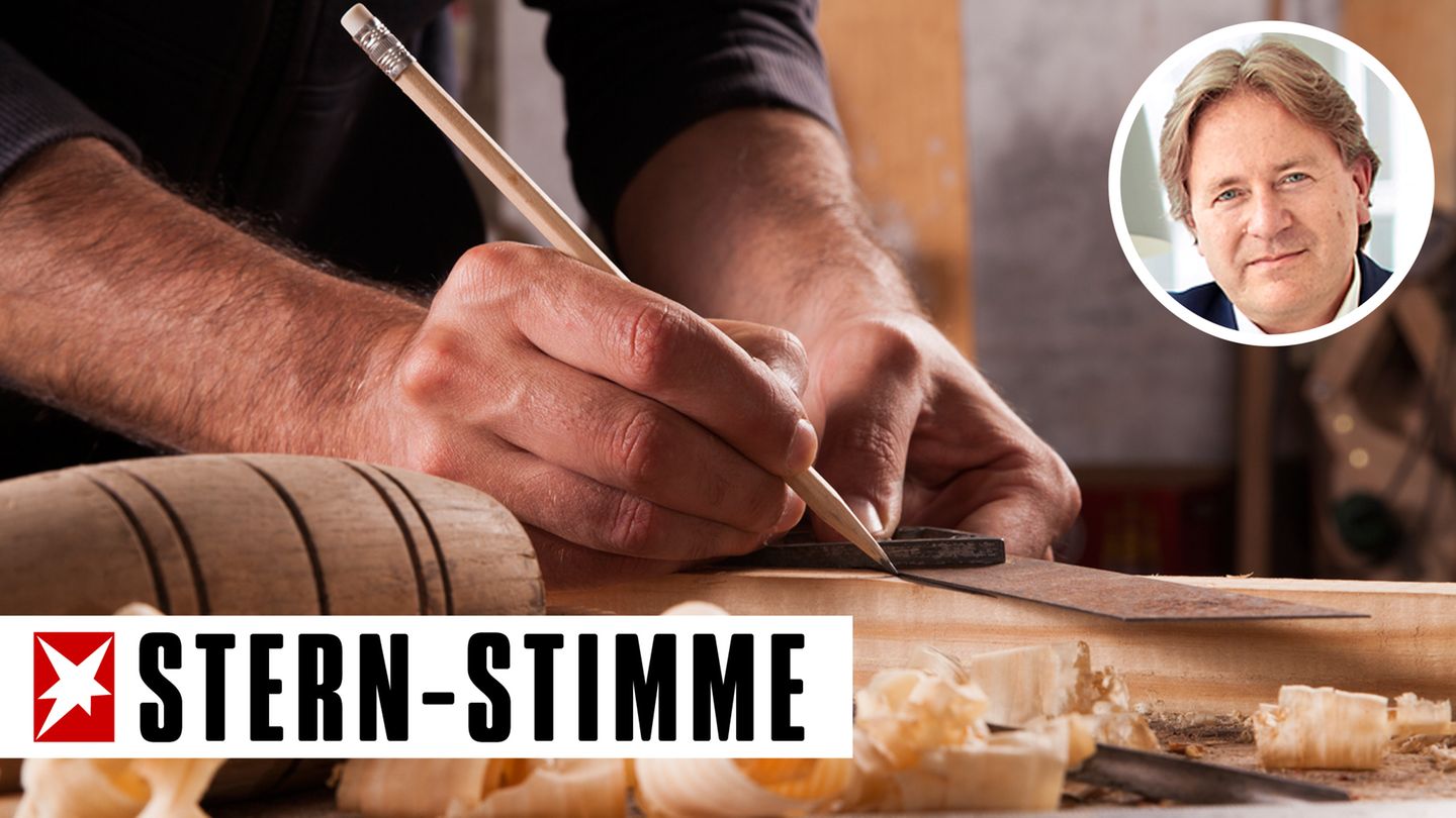 Handwerken statt Studieren: ein Schreiner bei der Arbeit