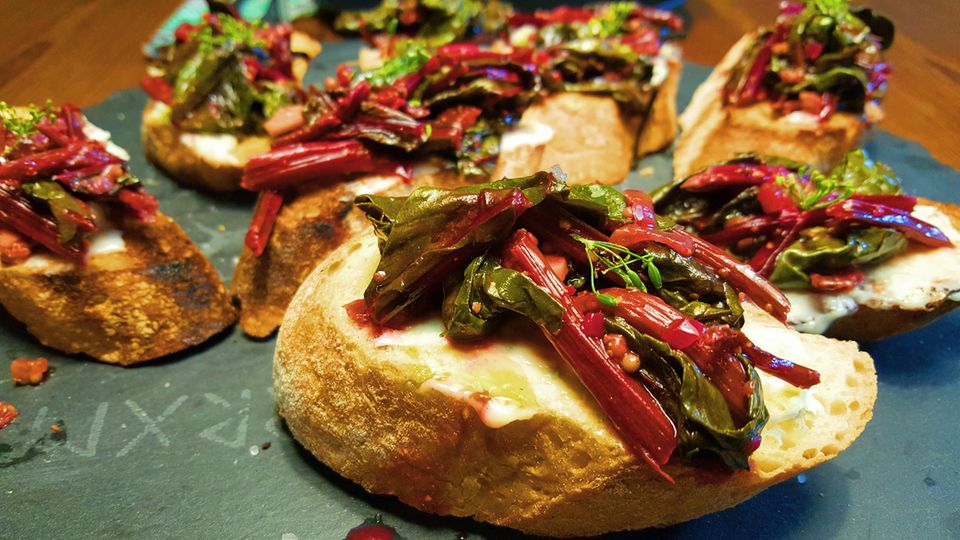 "Leaf to Root": Bruschetta mit Gorgonzola und Randenblätter-Chutney Bruschetta mit Gorgonzola und Randenblätter-Chutney