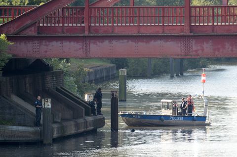 Taucher der Hamburger Polizei suchen nach weiteren Leichenteilen